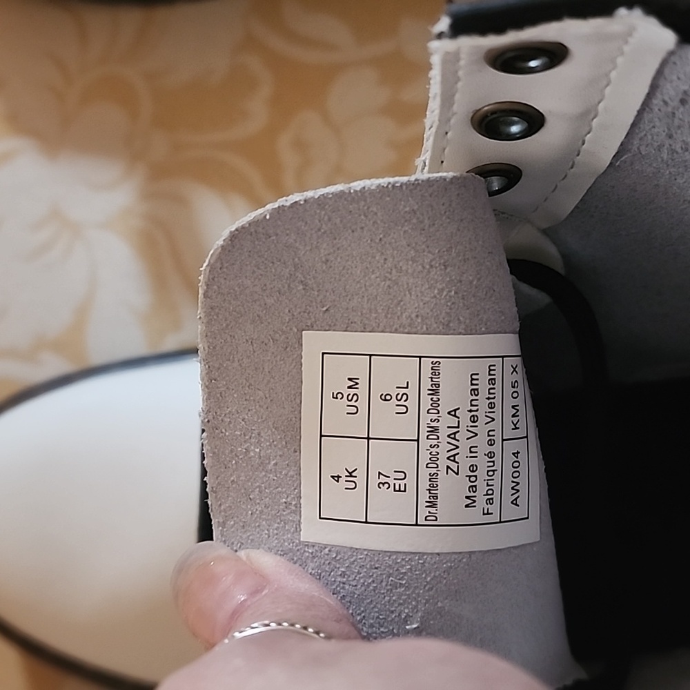 Womans Dr. Airwait Martens NWOT - Picture 6 of 13